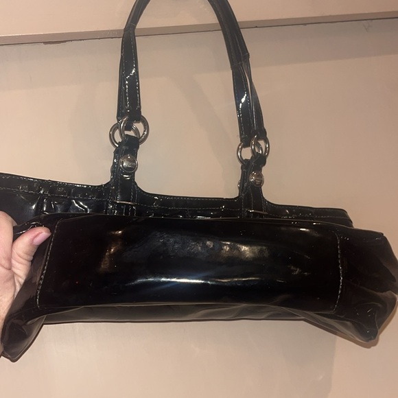 Coach black patent leather tote handbag with signature CC logo, preowned OS - Picture 3 of 10